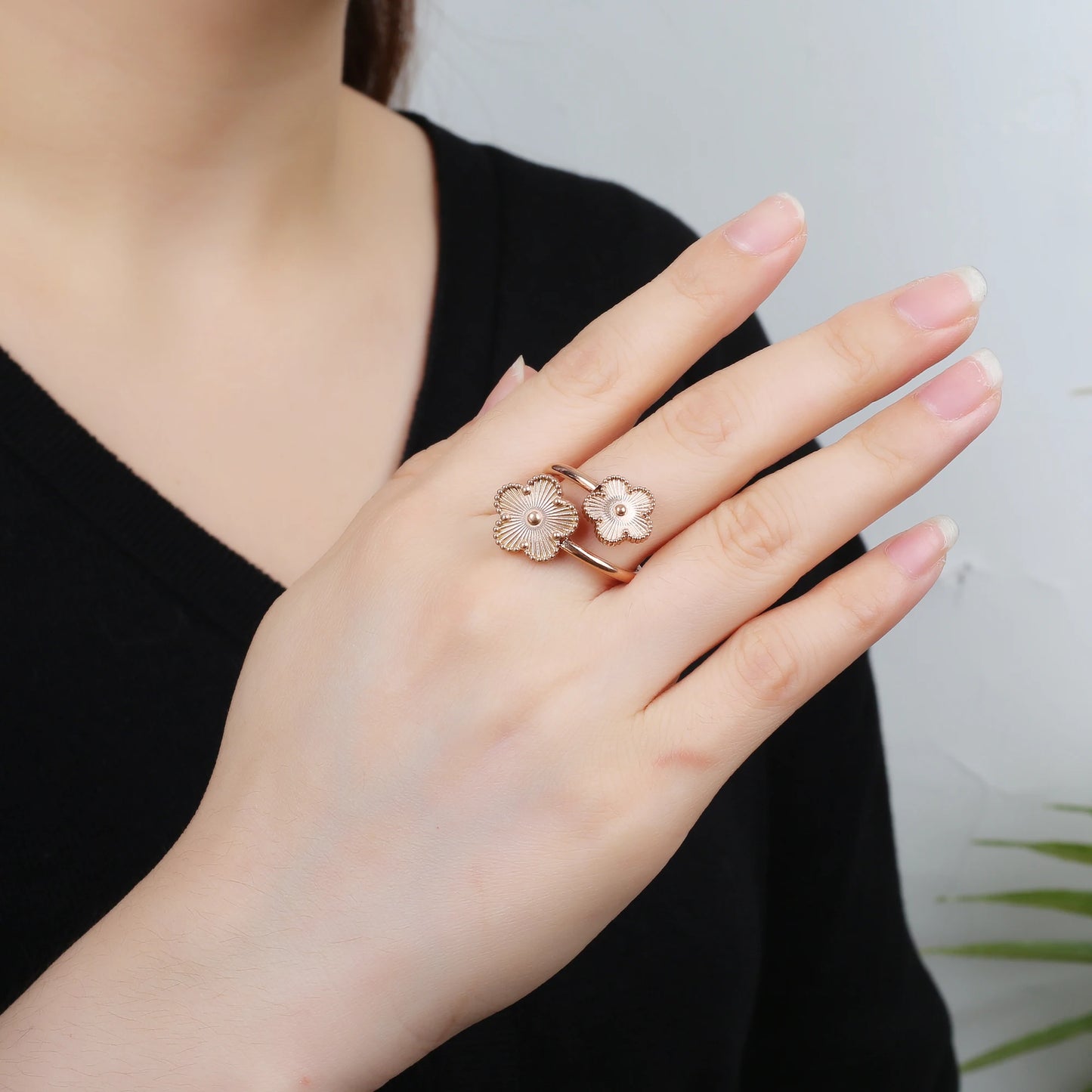 Classic Luxury Clover Metal Laser Stainless Steel Five Leaf Flower Open Ring Simple for Woman Girl New Fashion Party Jewelry
